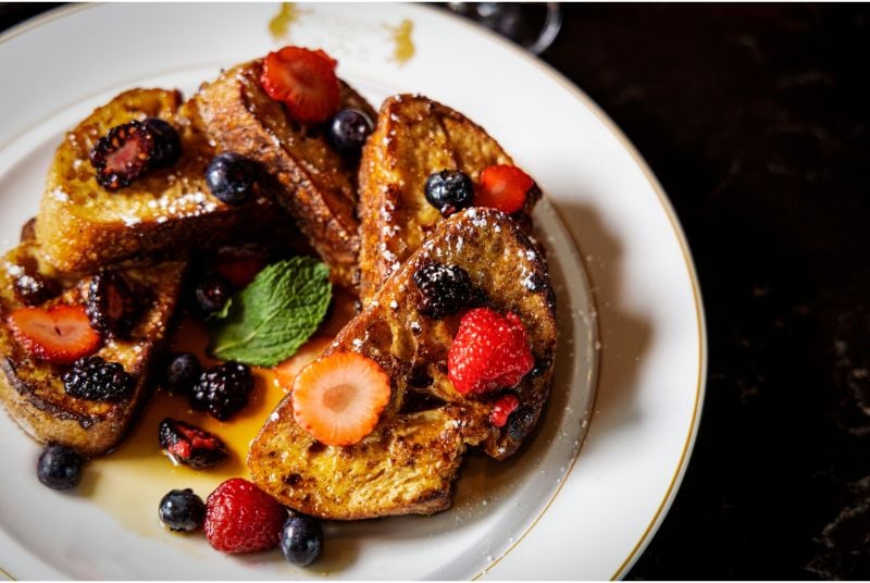 French toast with berries