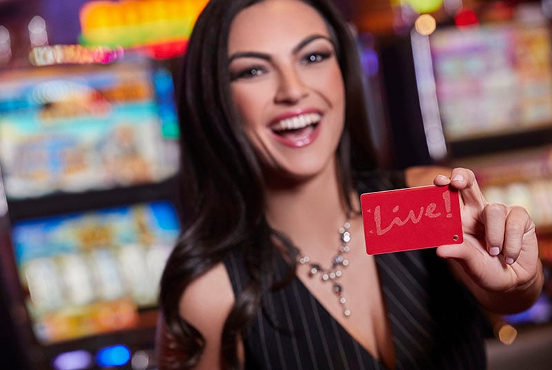 Mujer que sostiene una tarjeta recompensa Classic Live!