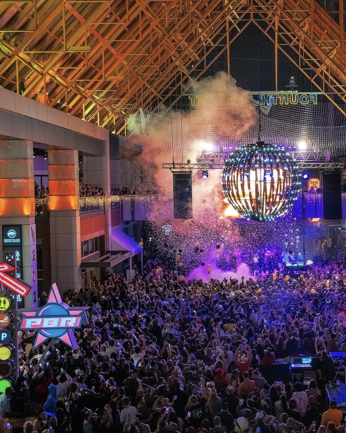 An image of the ball dropping at NYE.