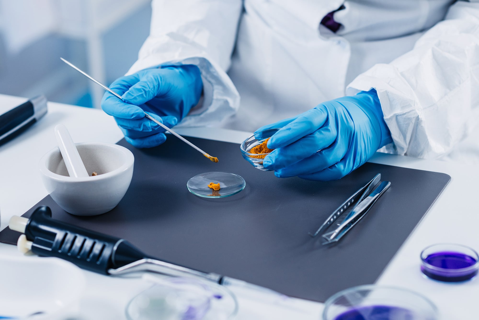 Labormitarbeiter bearbeitet eine Probe
