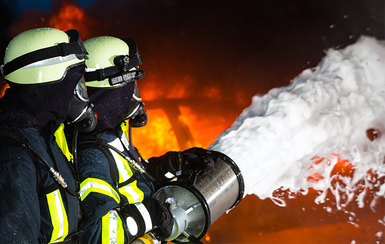 Bombeiros utilizam espuma de combate a incendios Bombeiros utilizam espuma de combate a incendios
