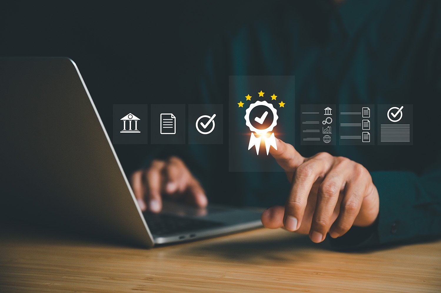 Pessoa a utilizar um portátil e a apontar para ícones digitais relacionados com certificação, verificação e qualidade.