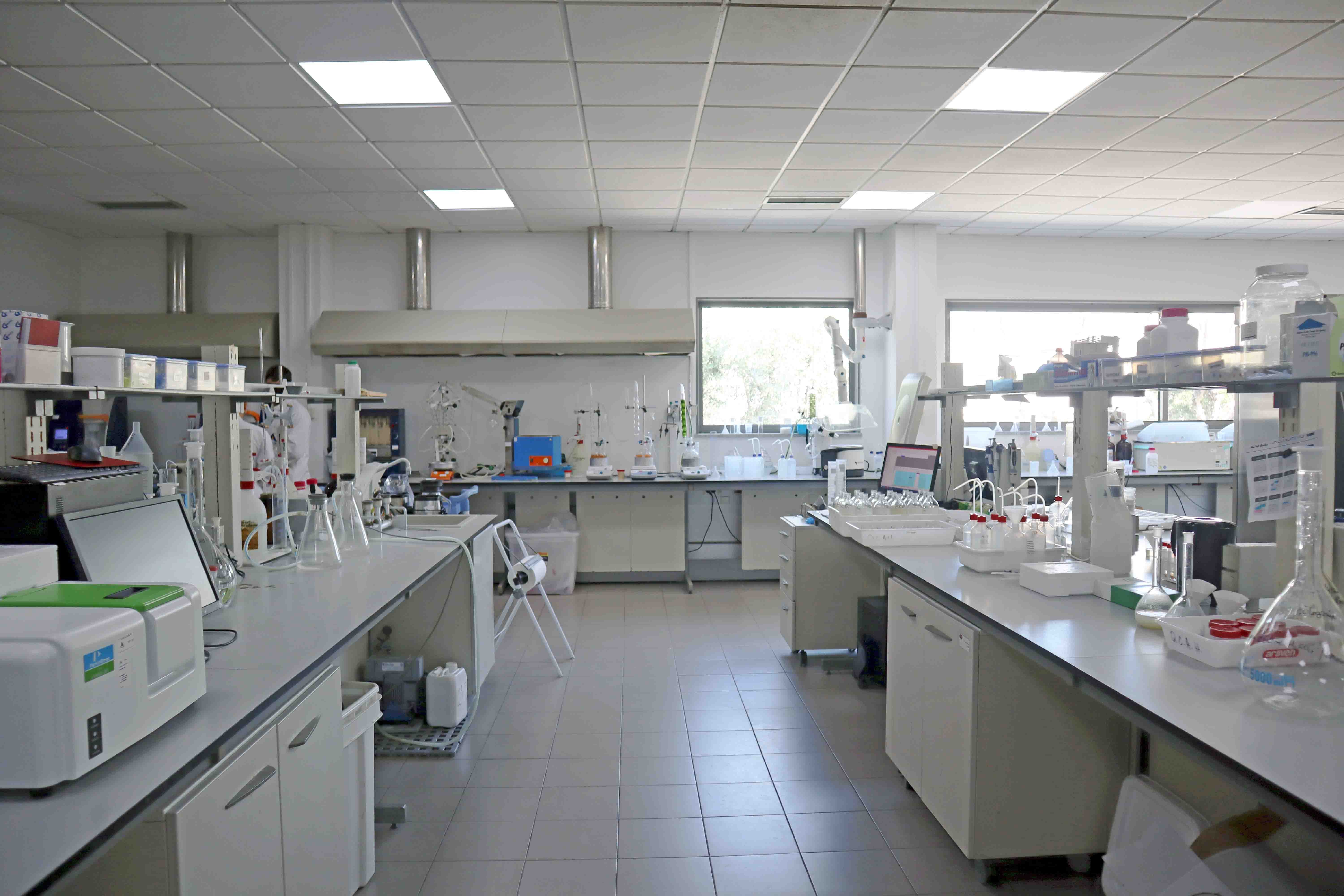 Um laboratório moderno com vários equipamentos científicos e postos de trabalho.