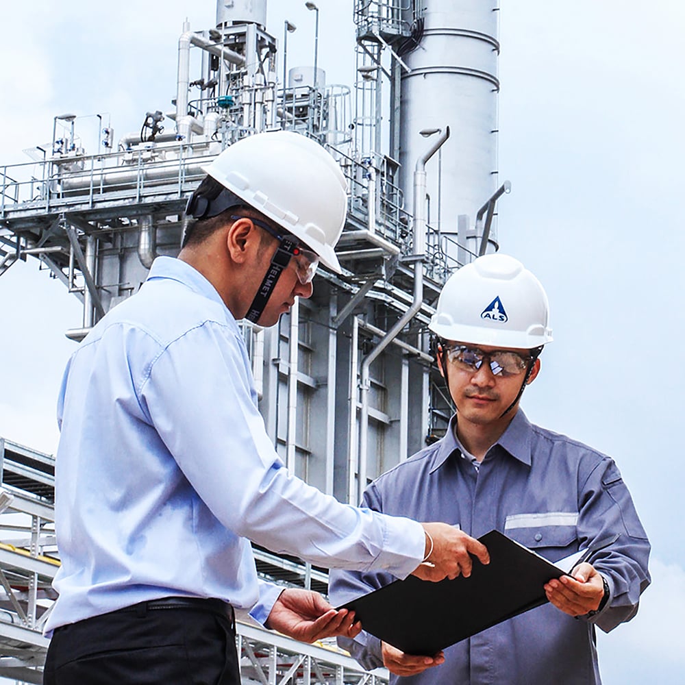 วิศวกรกำลังตรวจสอบเอกสารและข้อมูลด้านความปลอดภัยในพื้นที่โรงงานอุตสาหกรรม