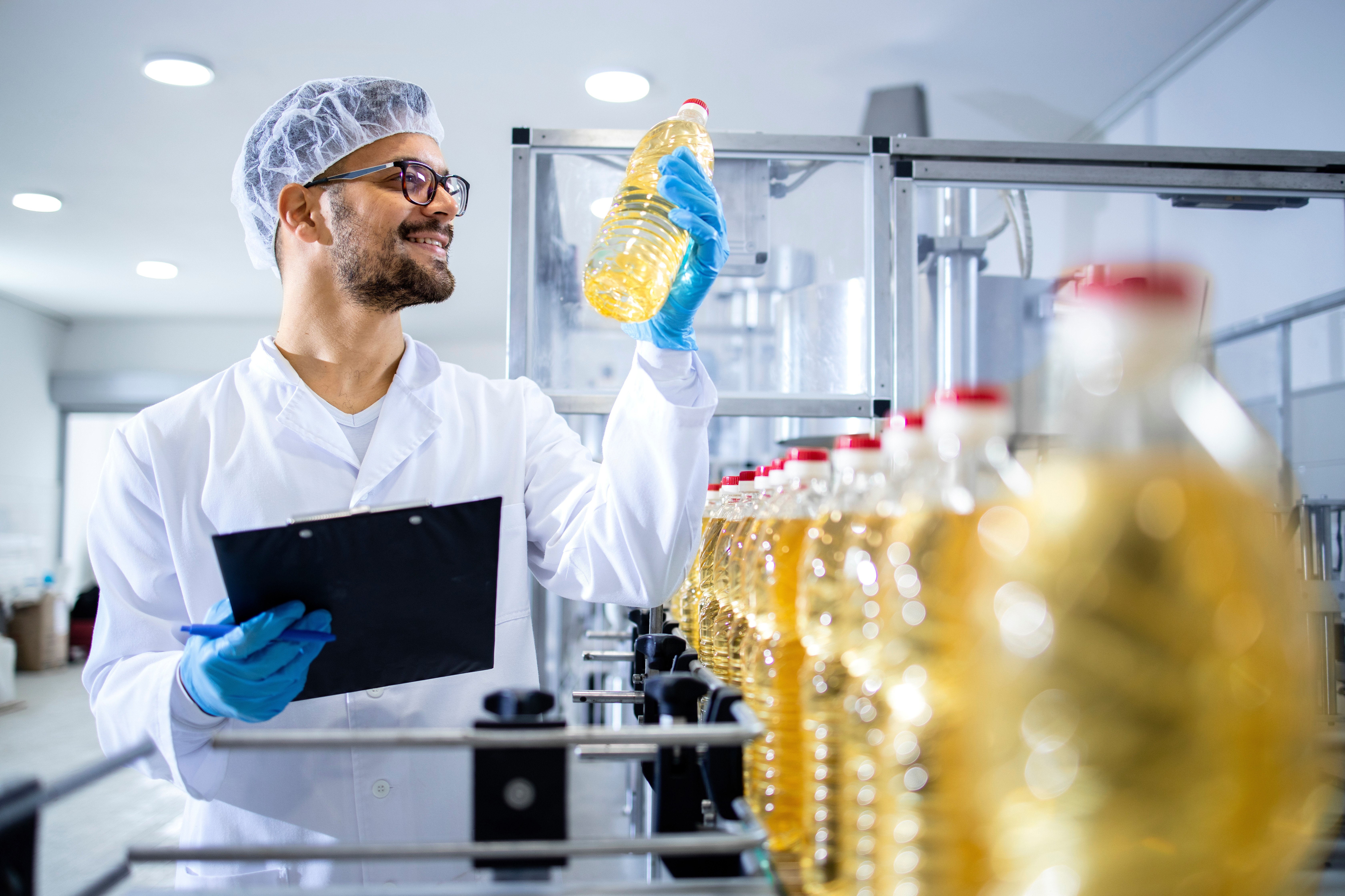 Gutachten Flaschen mit Öl in einer Fabrik