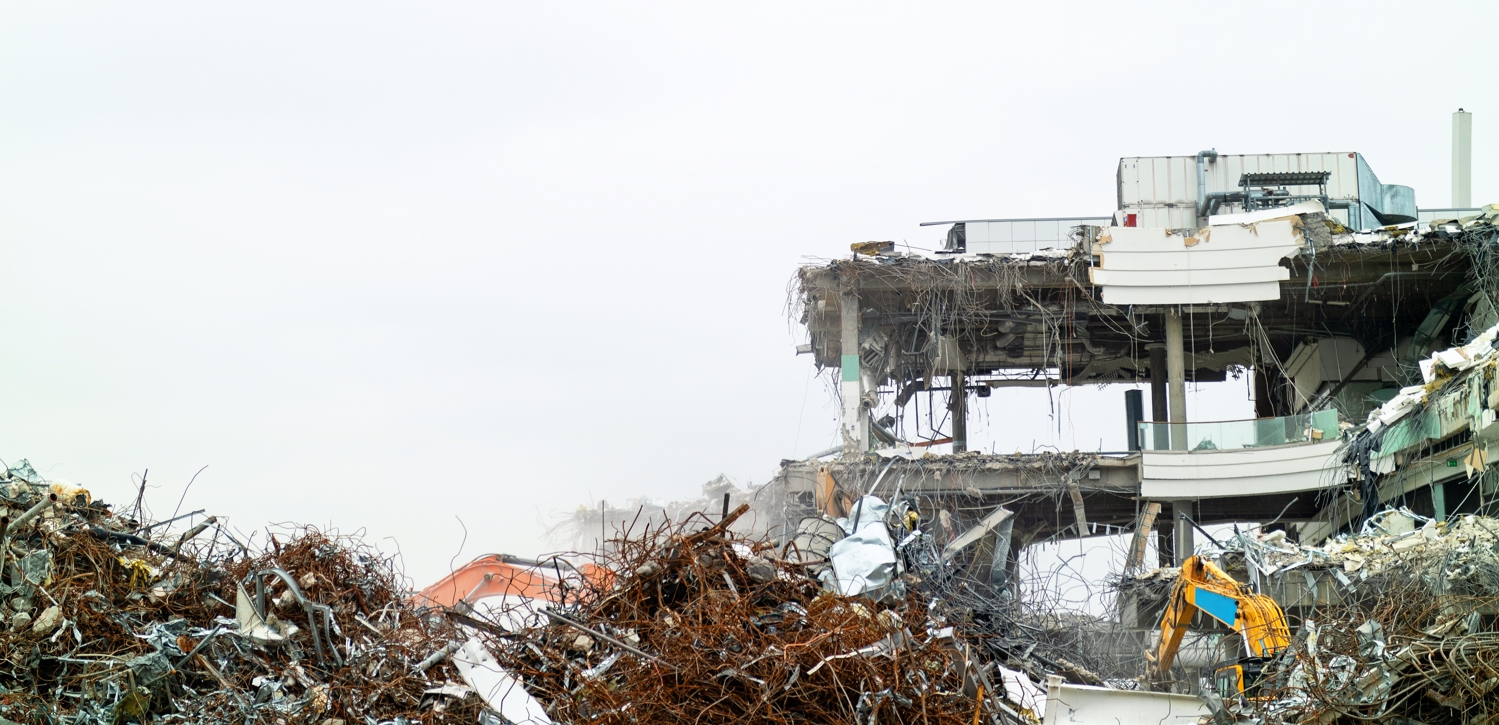 Baustelle mit abgerissenem Gebäude. Potentiell Asbest vorhanden.