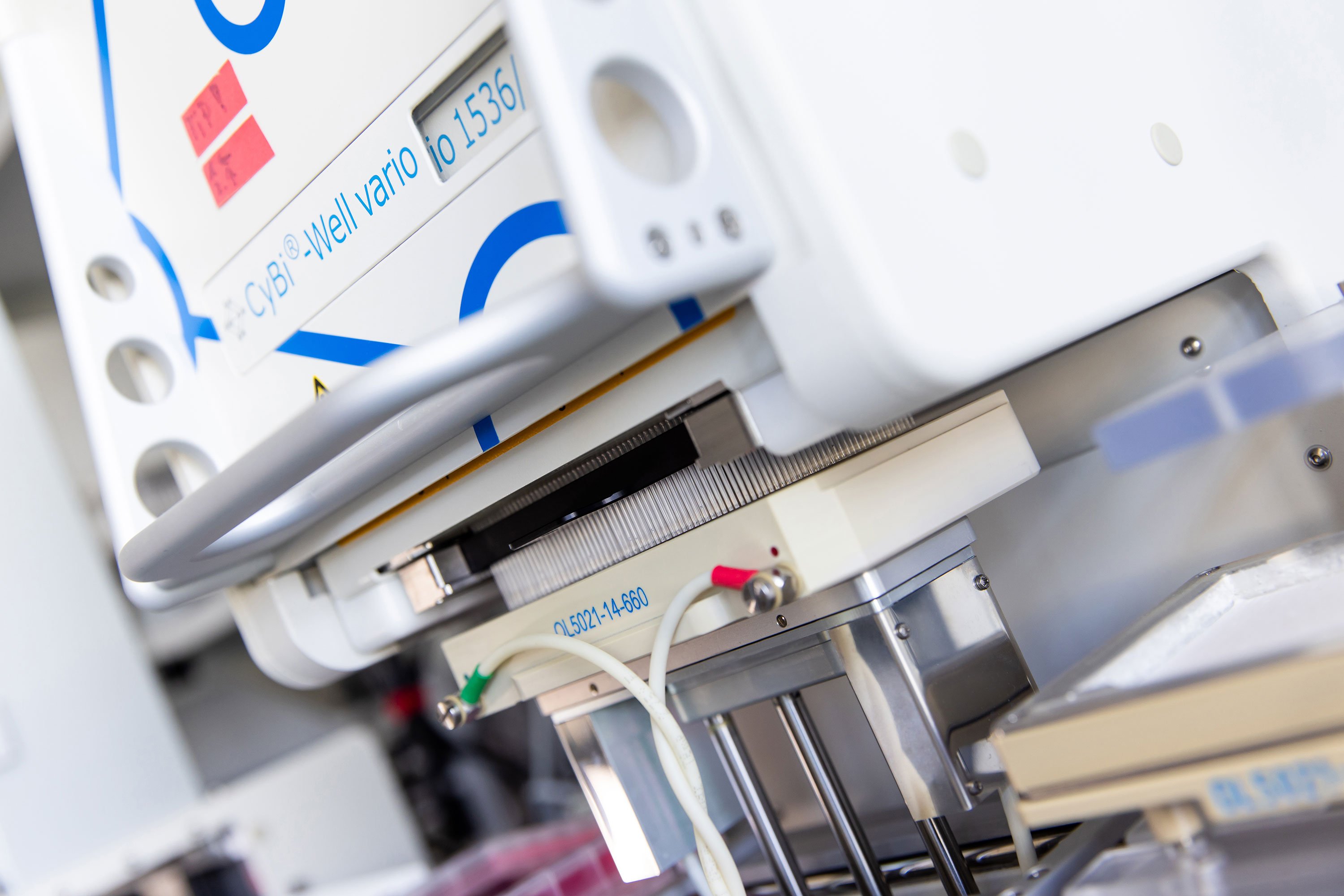 Miniaturized microliter dispensing for HTS
