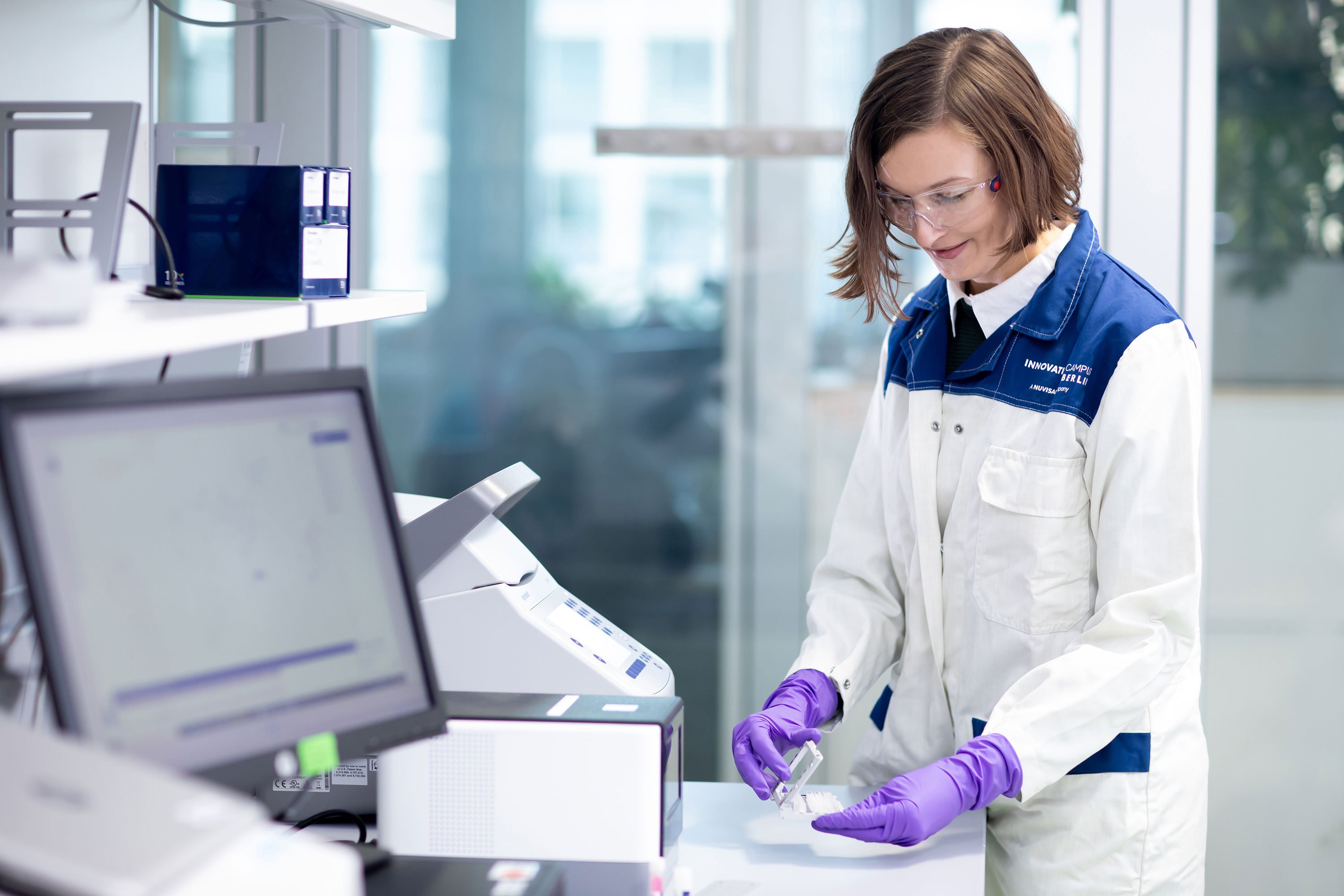 Scientist in a lab processing single-cell sequencing samples with 10x Genomics and Illumina technology