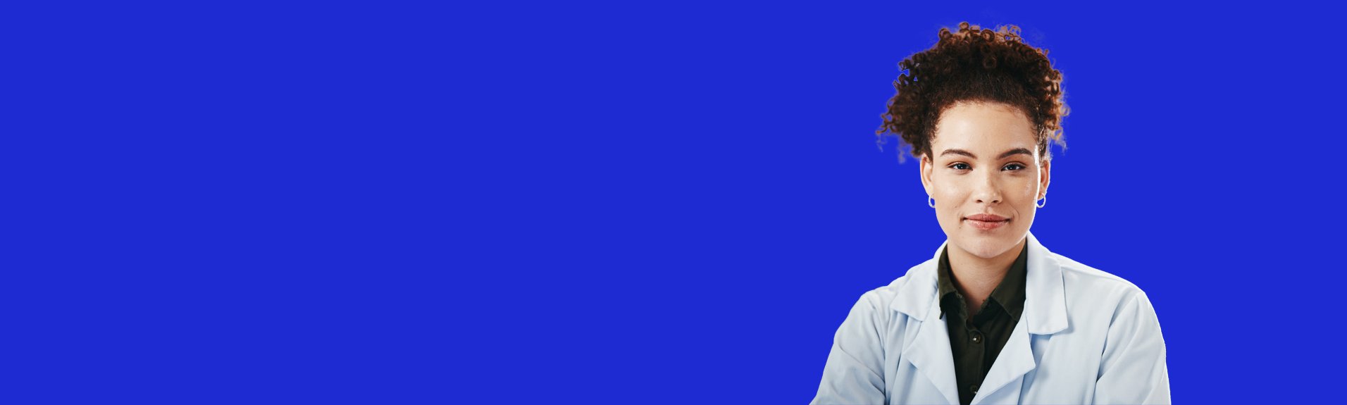 Person im Laborkittel vor blauem Hintergrund