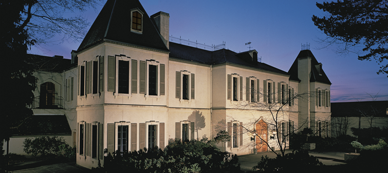 chateau ste. michelle winery at dusk