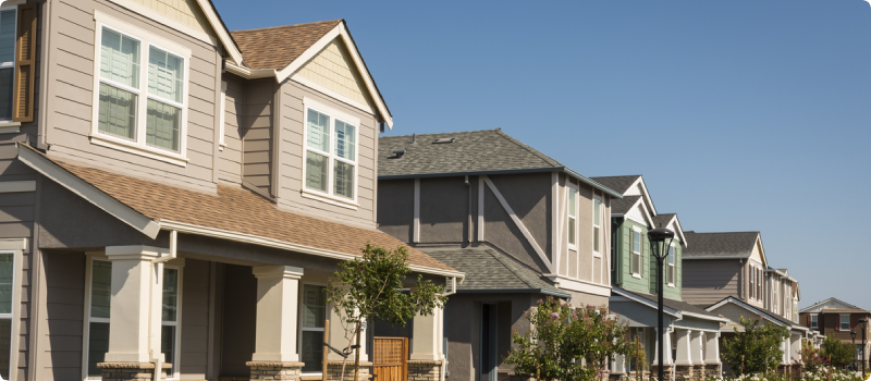 a row of houses in a neighborhood