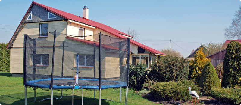 a trampoline in a home's backyard