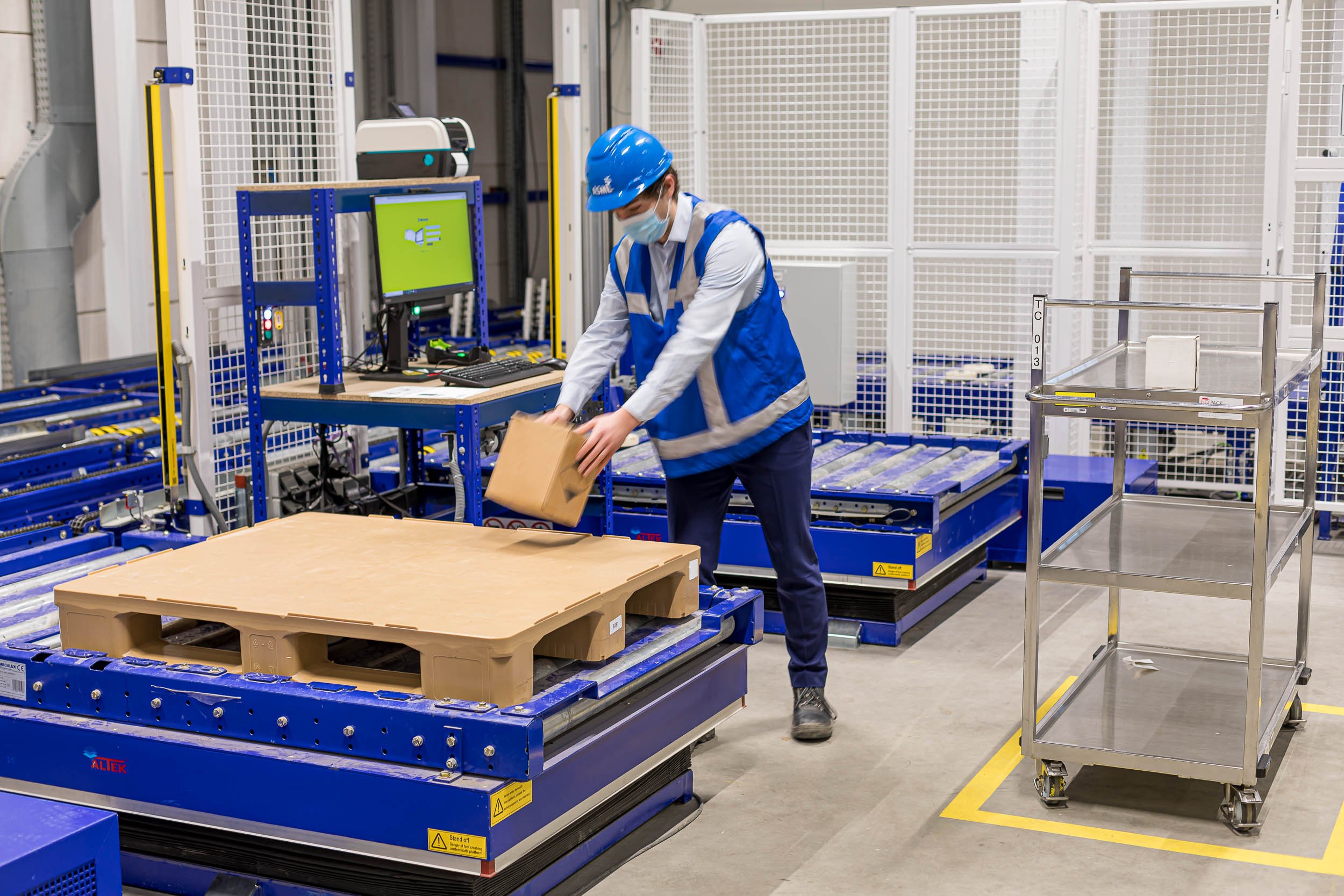 Een logistiek medewerker is aan het werk in een distributieomgeving. 