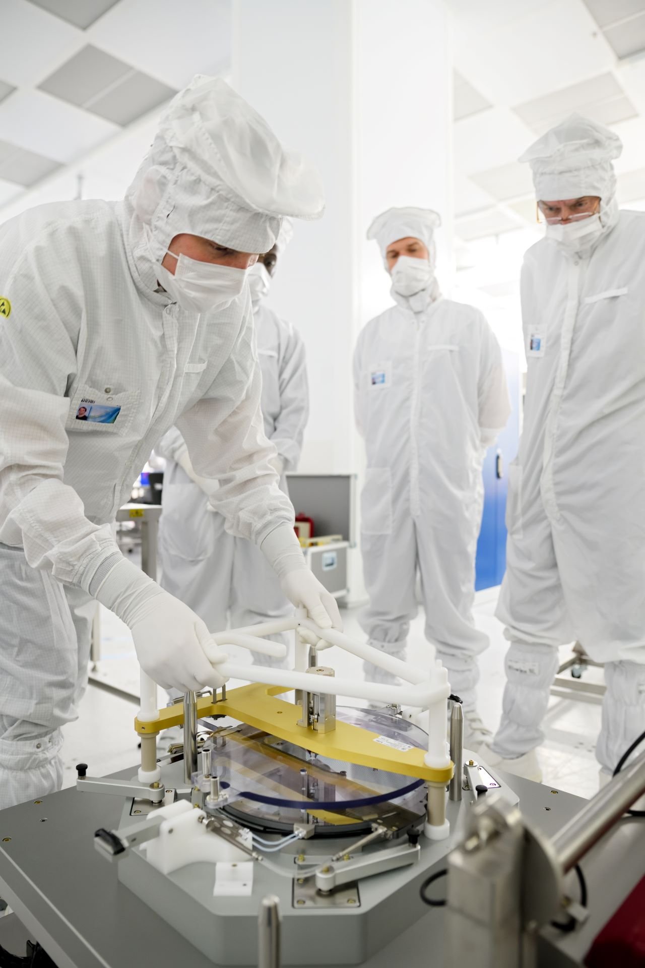 ASML medewerkers werken samen in een cleanroom omgeving