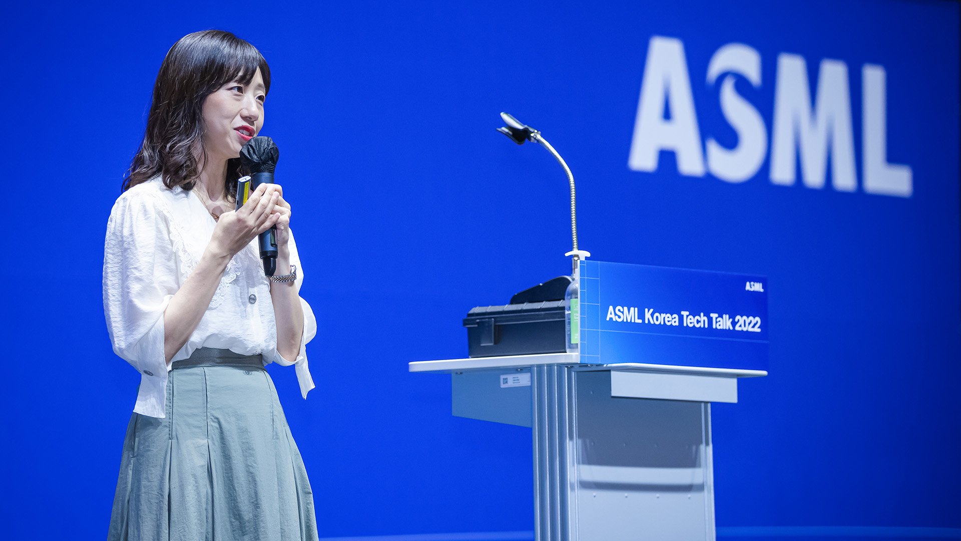 Speaker on stage at the Korean Tech Talk 2019 Speaker on stage at the Korean Tech Talk 2019