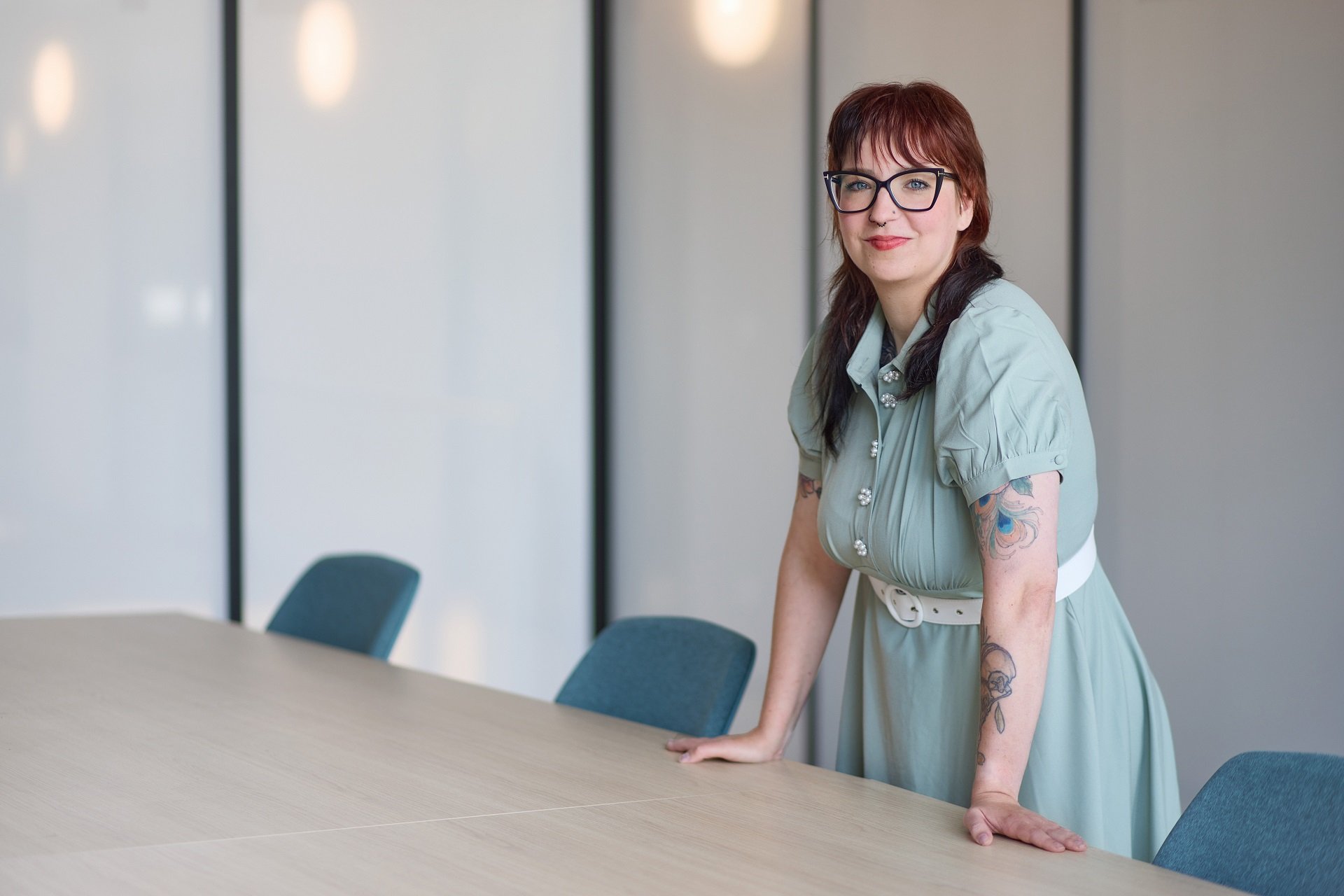 Eine Frau an einem Tisch