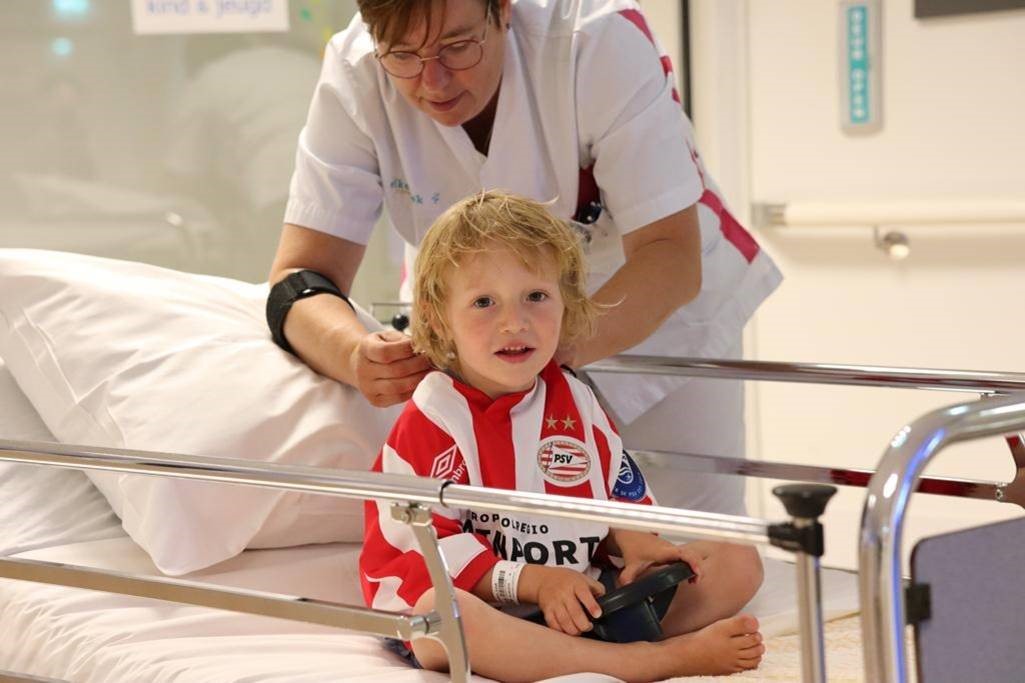 Kid in PSV shirt in hospital bed