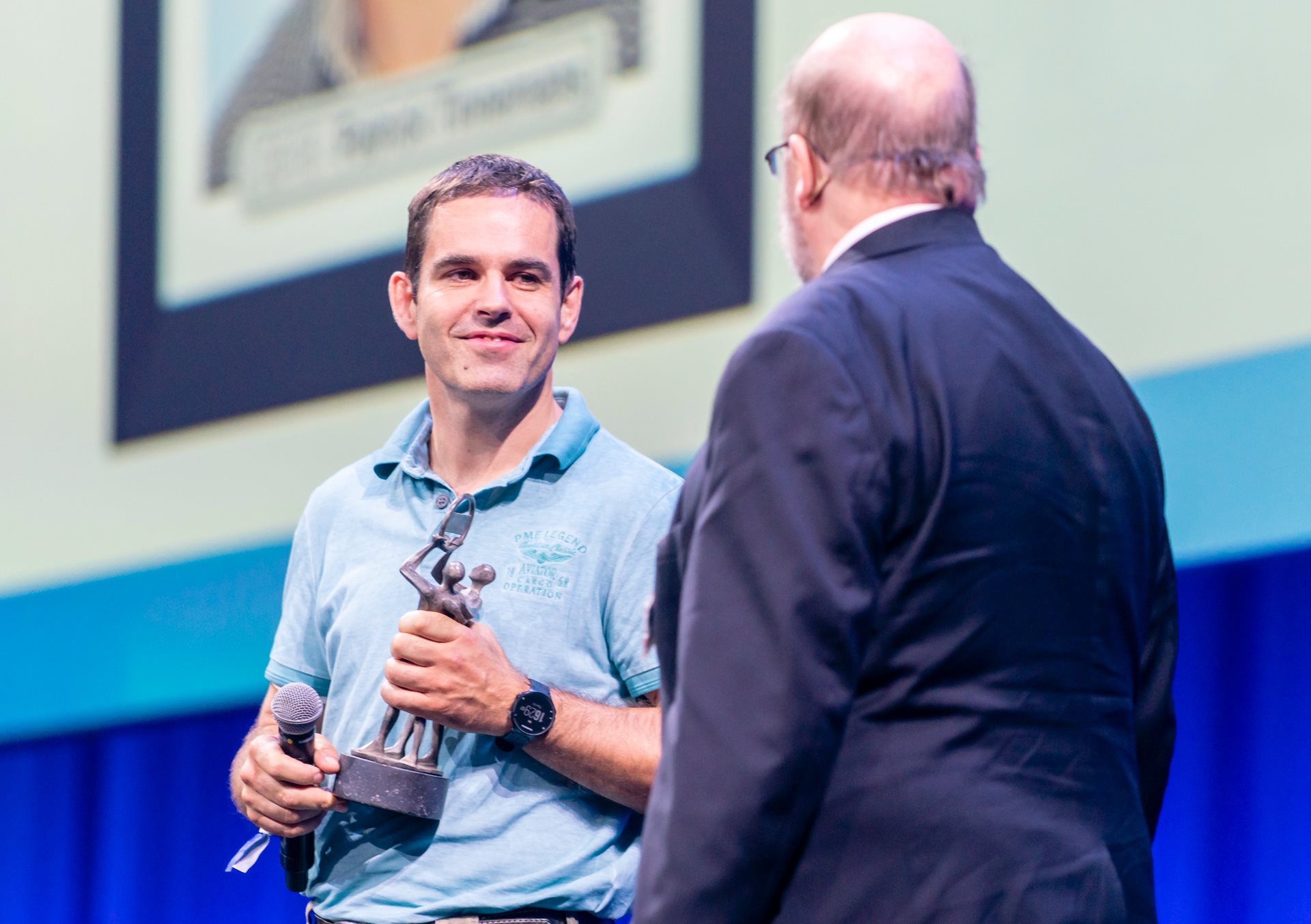 ASML fellow Patrick Tinnemans receives his award at the ASML Technology Conference in 2018