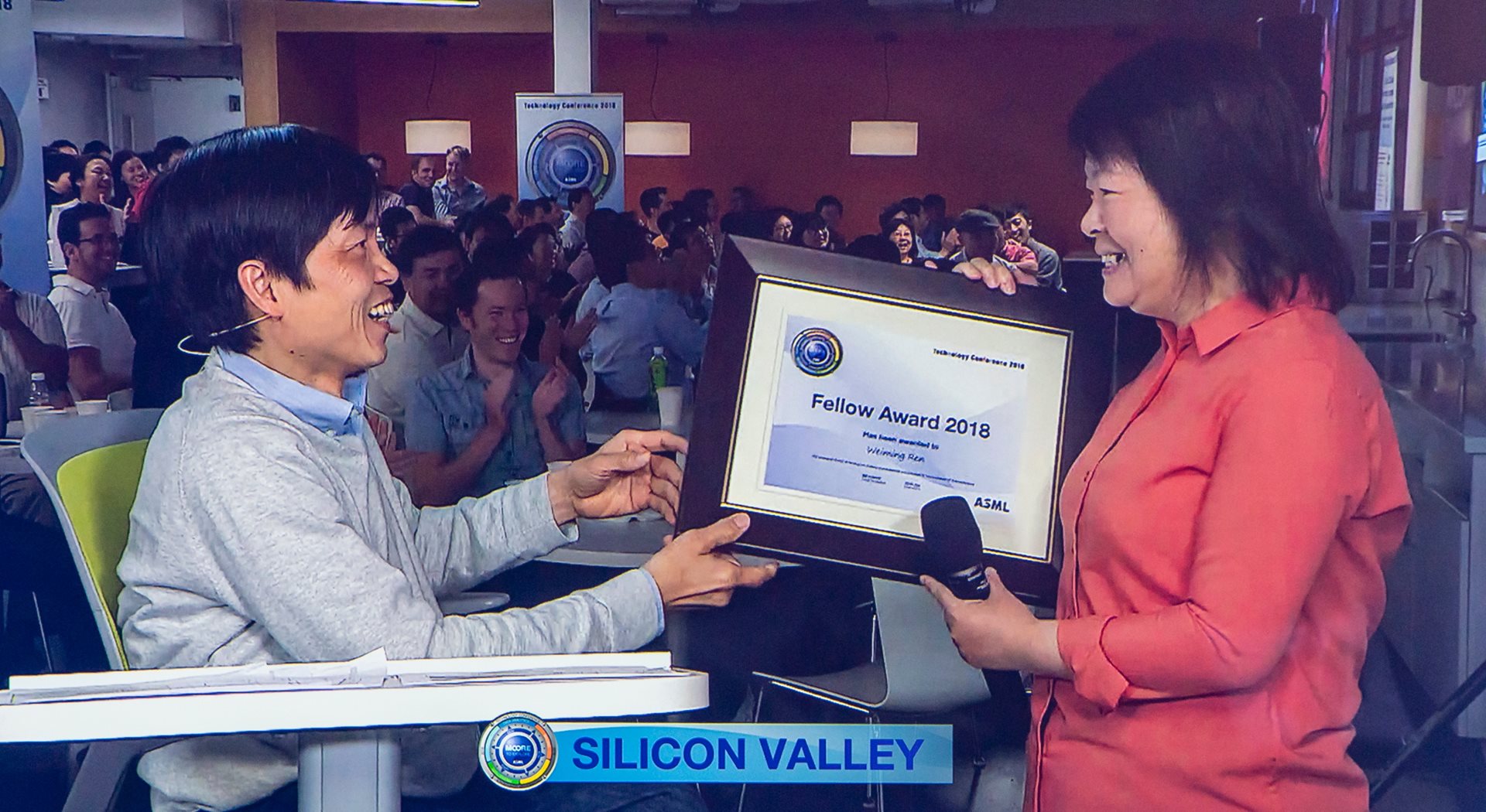 ASML fellow Weiming Ren receives her award at the ASML Technology Conference in 2018