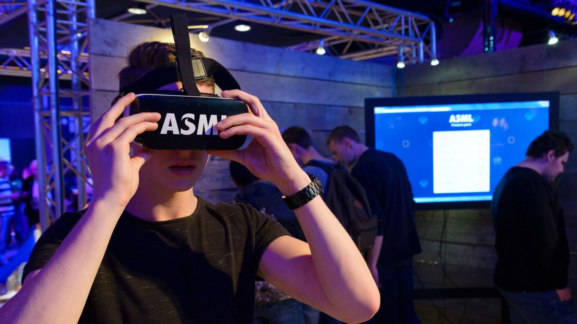 A teenager explores the world of VR with ASML at the Night of the Nerds