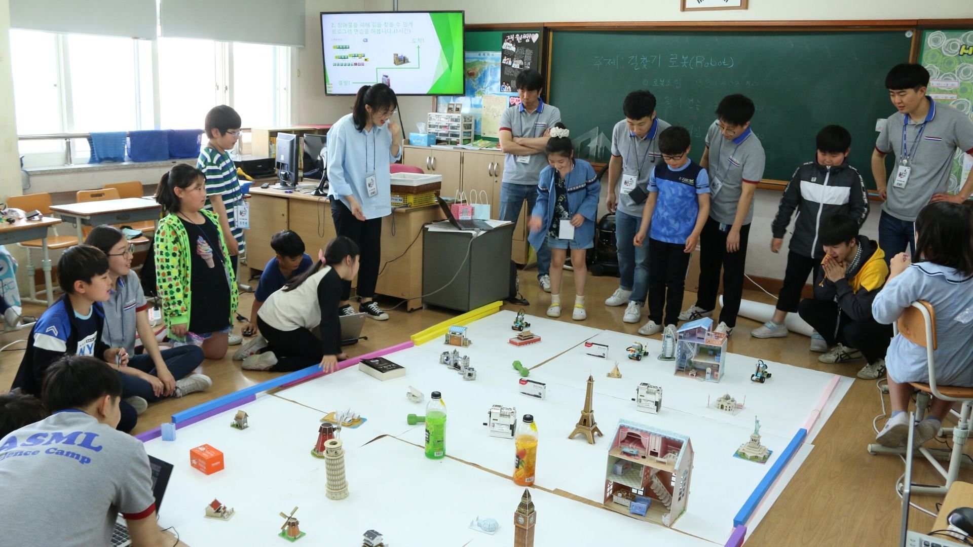 Elementary school children play a technology-related game at the ASML Korea Science Camp