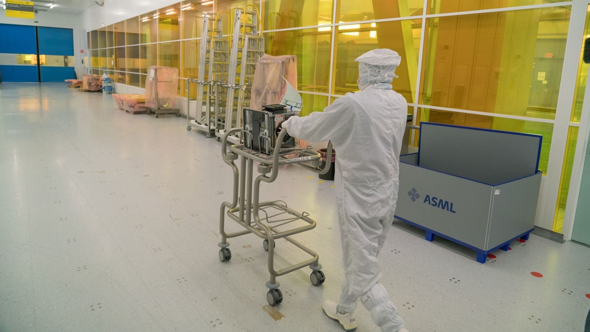 A wafer being transported inside a FOUP (Front Opening Unified Pod) in ASML's cleanroom in Veldhoven, the Netherlands.