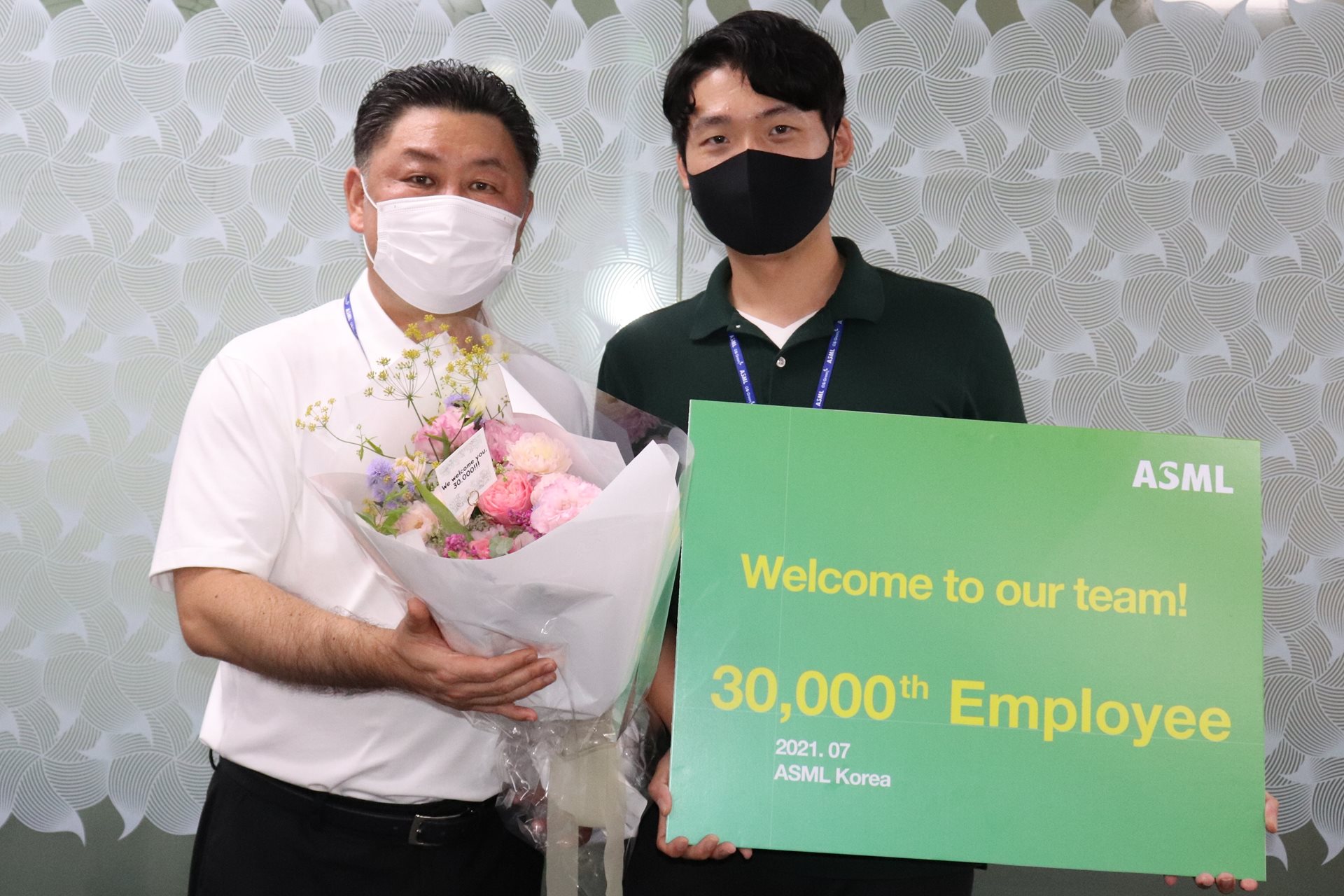 Han-Jun Lee, customer support engineer in South Korea, recieves a certificate to celebrate being the 30,000th ASML employee
