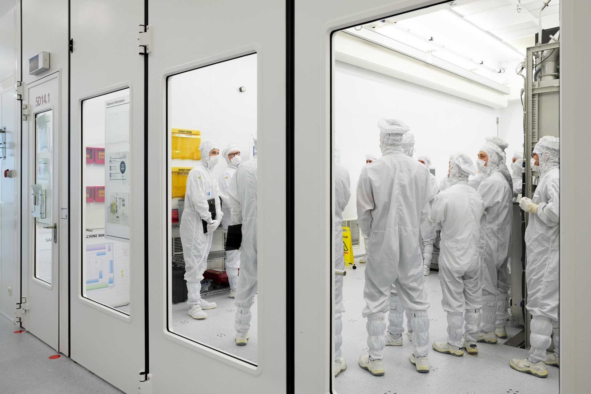 46943-cleanroom-assembly