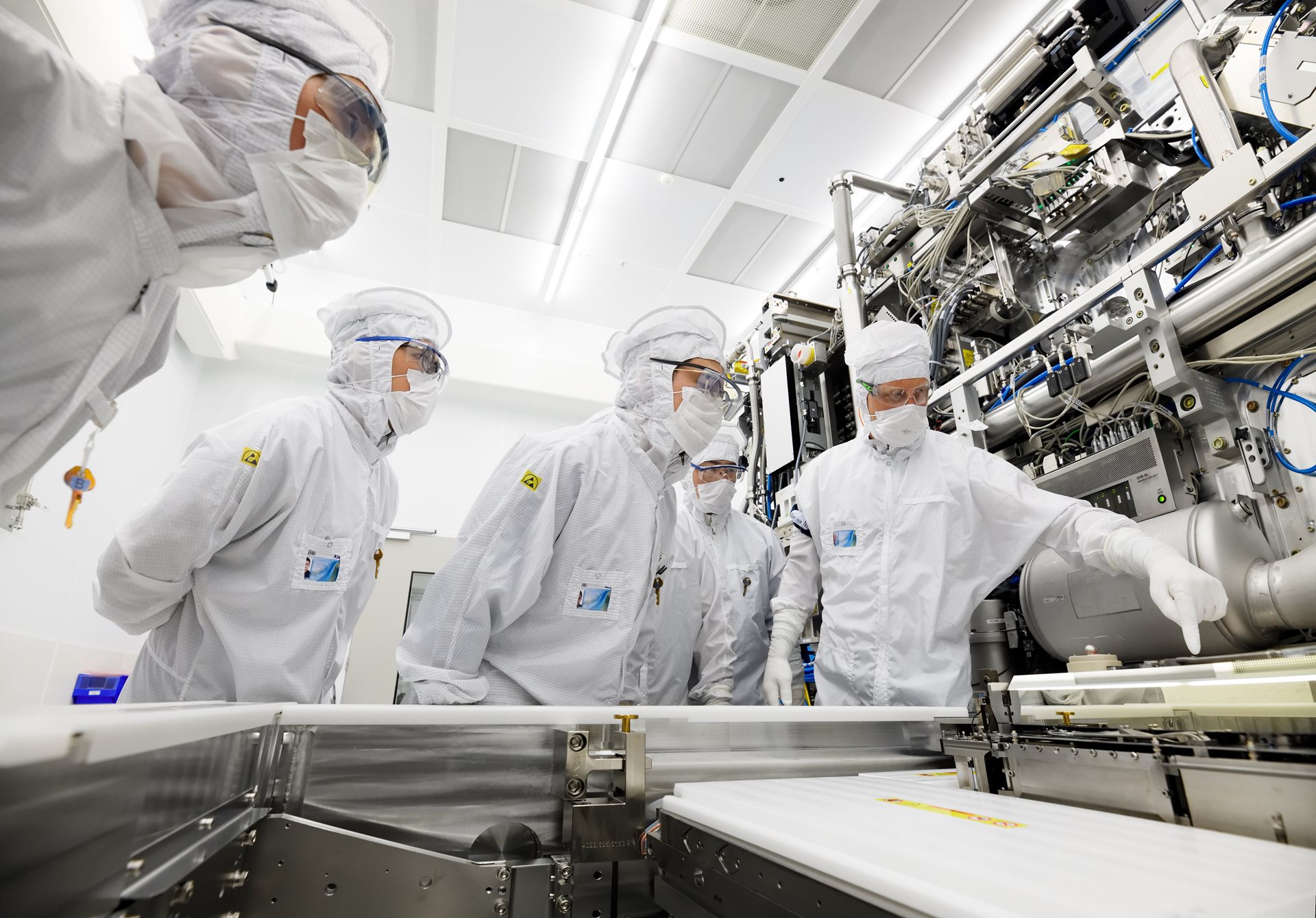 47045-cleanroom-EUV-wafer-stage-training