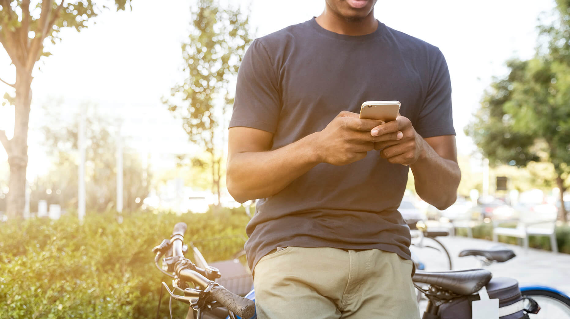 millennial consumes news on smartphone