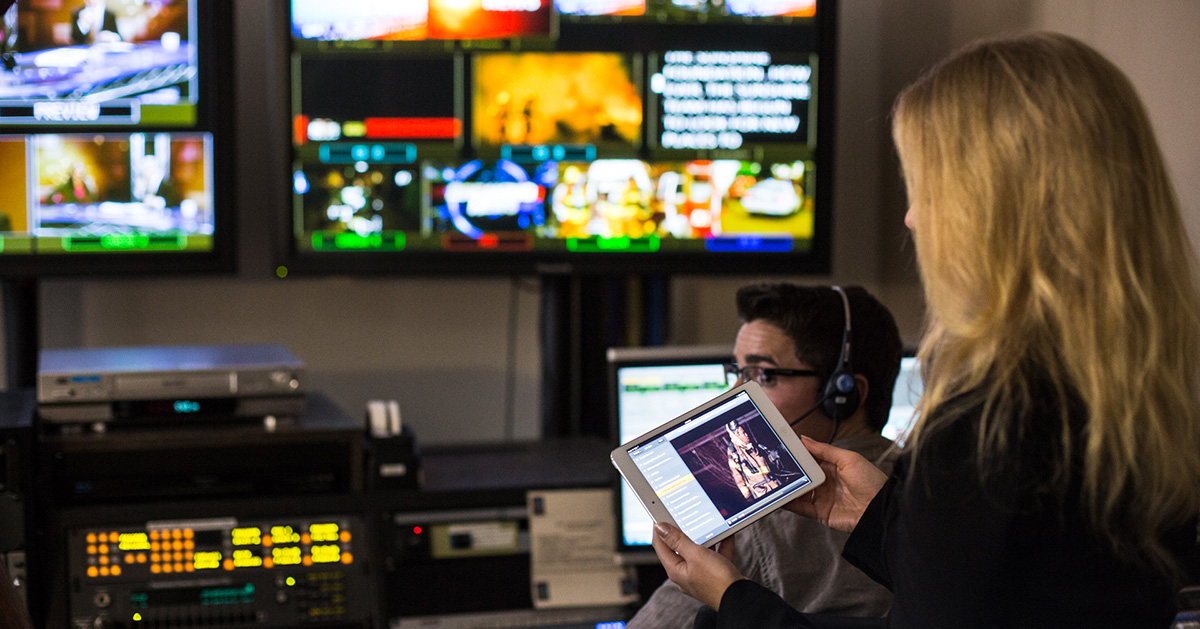 tailoring broadcast news for social distribution