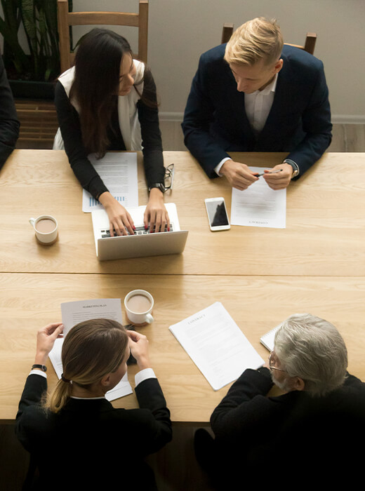 Persona revisando paneles solares en un campo, con cielo despejado. Promueve el compromiso de BAXI con la sostenibilidad y la gobernanza.