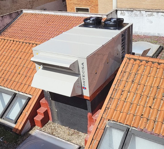 Sistemas de climatización Hitecsa en la azotea de un Centro de Salud en Plasencia