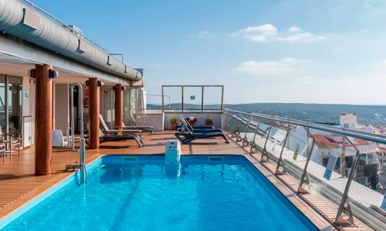 Piscina en la azotea de un hotel con cielo despejado