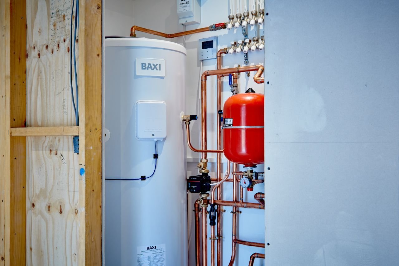 How does an air source heat pump cylinder works with a heat pump - Baxi