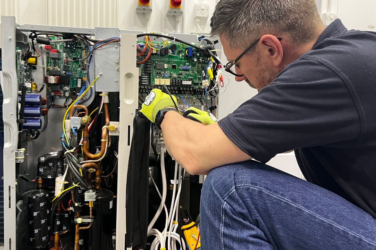 Training_wiring_side_1280x853