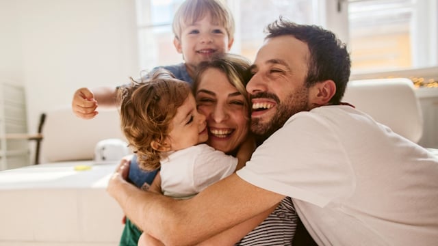 Glückliche Familie, die eine Hybridheizung für kleine Budgets erhält