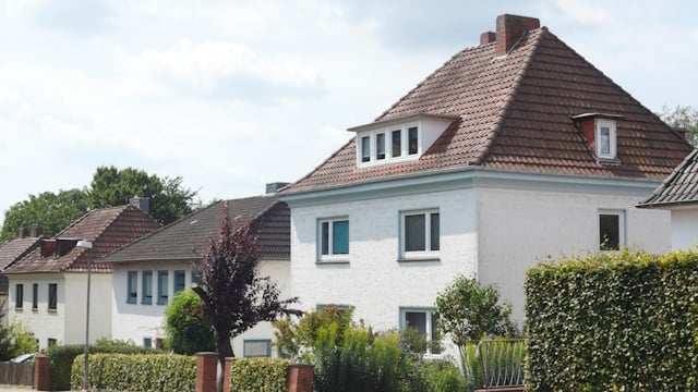 Ein älteres Haus, das eine Hybridheizung für kleine Budgets erhält