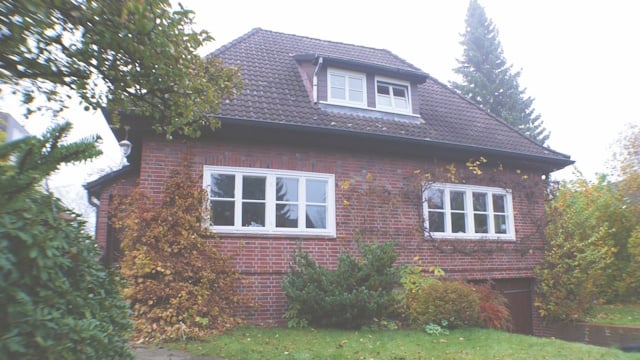 Ein älteres Haus, das eine Hybridheizung in zwei Schritten erhält