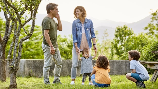 Familie im Grünen, die eine schnelle Einsteigerlösung für Wärmepumpen erhält
