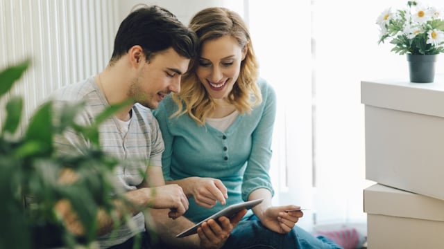 Pärchen in einem Haus, das mit einer neuen Gasheizung modernisiert wird