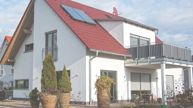 Einfamilienhaus, das mit einer neuen Gasheizung modernisiert wird
