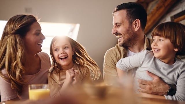 Familie, die nachhaltig auf eine Wärmepumpe umgestiegen ist