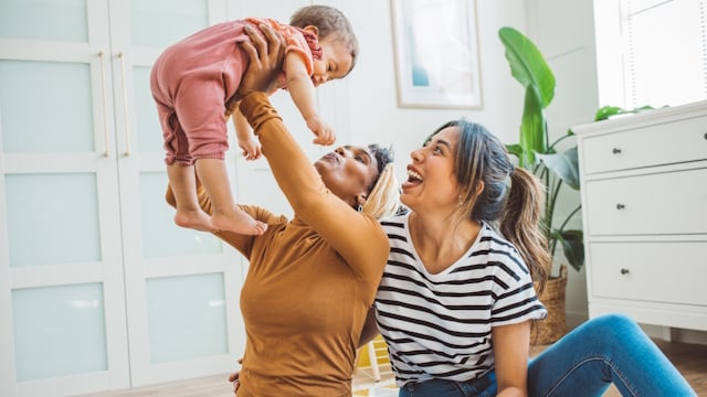 Pärchen mit Baby, das in seinem Einfamilienhaus wenig Platz und hohe Ansprüche hat