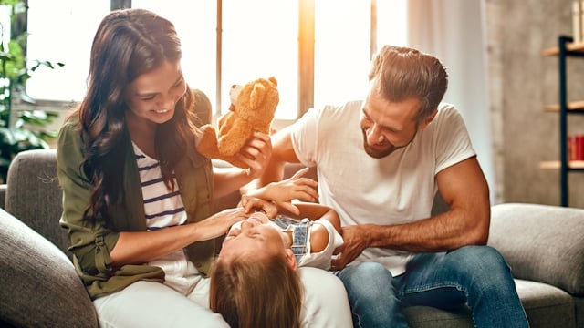 Kleine Familie, die eine Wärmepumpe mit viel Leistung bekommt
