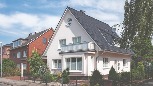 Einfamilienhaus, in dem eine Wärmepumpe mit viel Leistung installiert wird