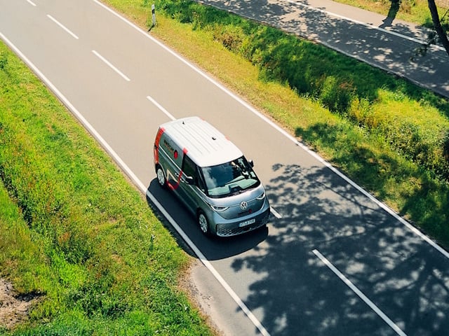 Auto der BRÖTJE Heizung Kundendienst GmbH auf einer Straße