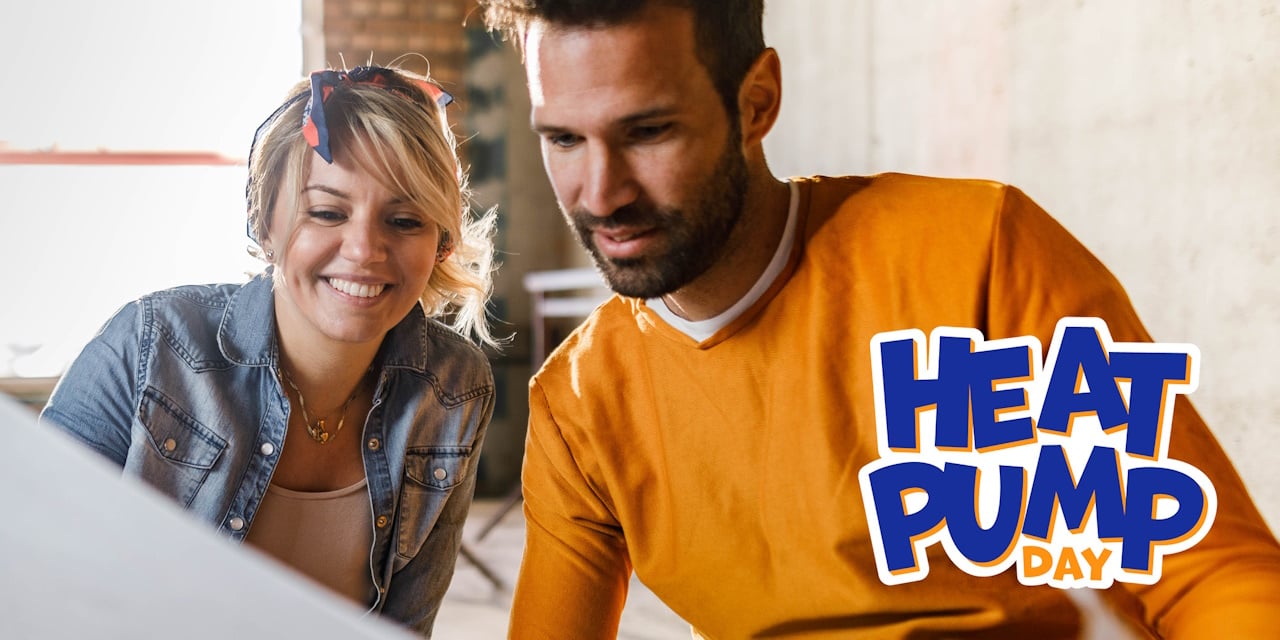 Mann und Frau lächeln, dazu ist das Logo des "Heat Pump Day" zu sehen