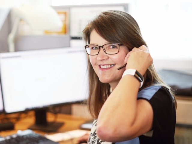 Mitarbeiterin von BRÖTJE kümmert sich Reklamationsmanagement