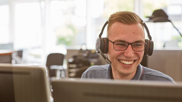 BRÖTJE Mitarbeiter kümmert sich um die Systembetreuung